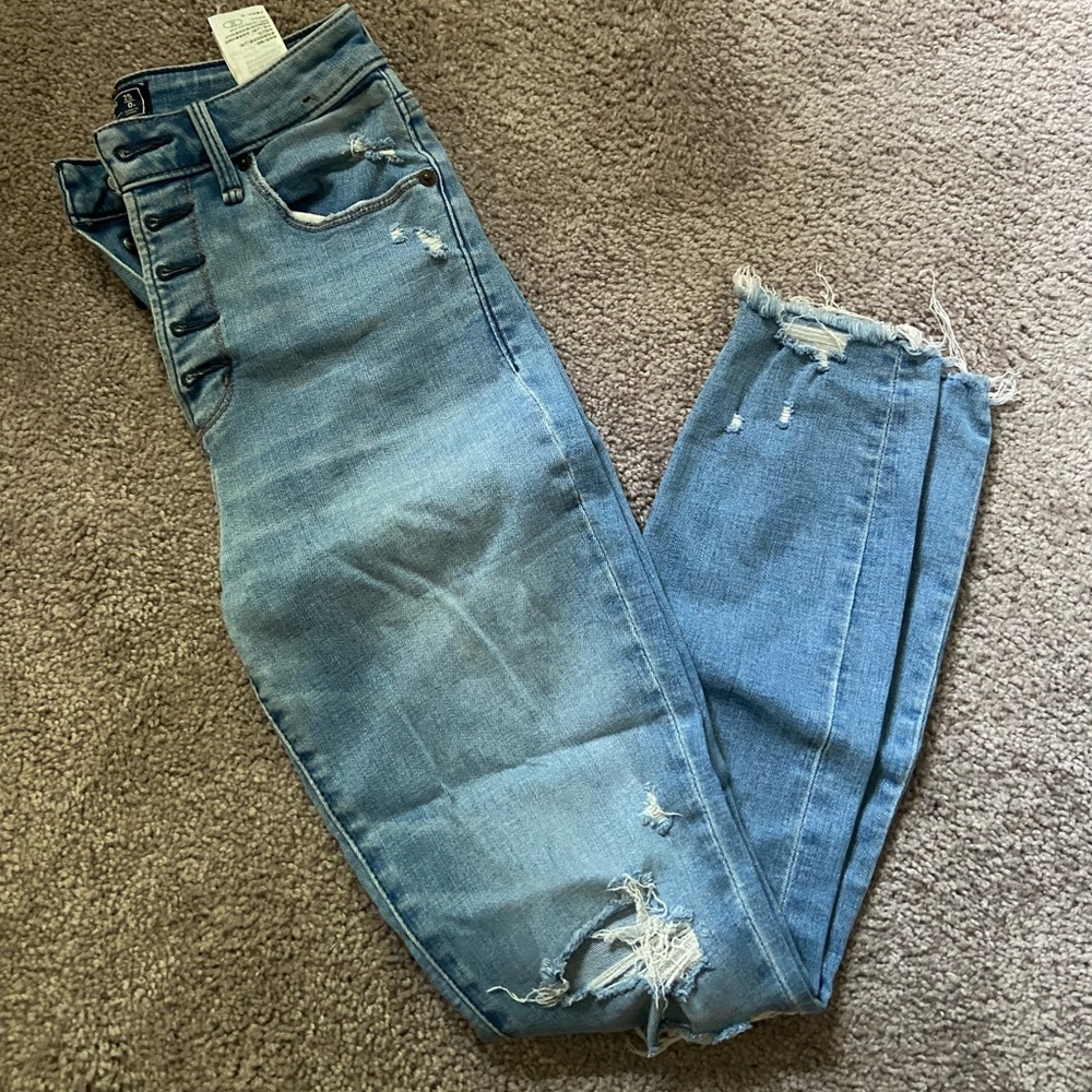Abercrombie Button Fly Skinny Jeans w/ raw edge. Size 25